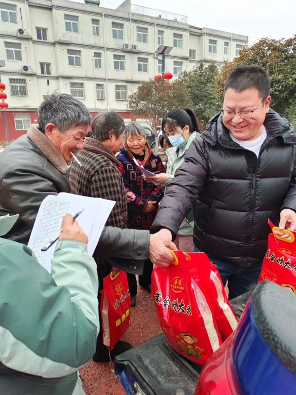 關愛老人，我們一直（zhí）在（zài）行動，2023年農曆臘月二十，給西北流村的老人 發（fā）春節福利