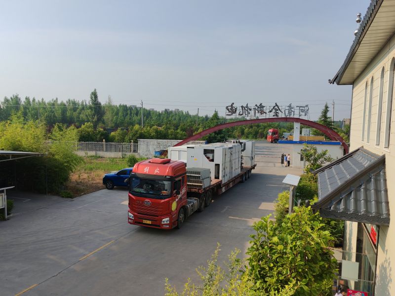 滿滿一車高壓開關櫃（guì）和變壓器發貨
