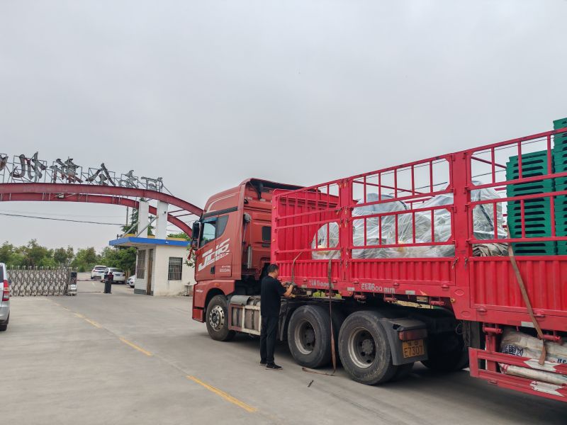 兩台（tái）YQX1000-6/1000KW/660V正壓防爆電機裝（zhuāng）車發貨鑽井現場